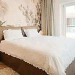 Award-Winning 2 Bdr Elegance